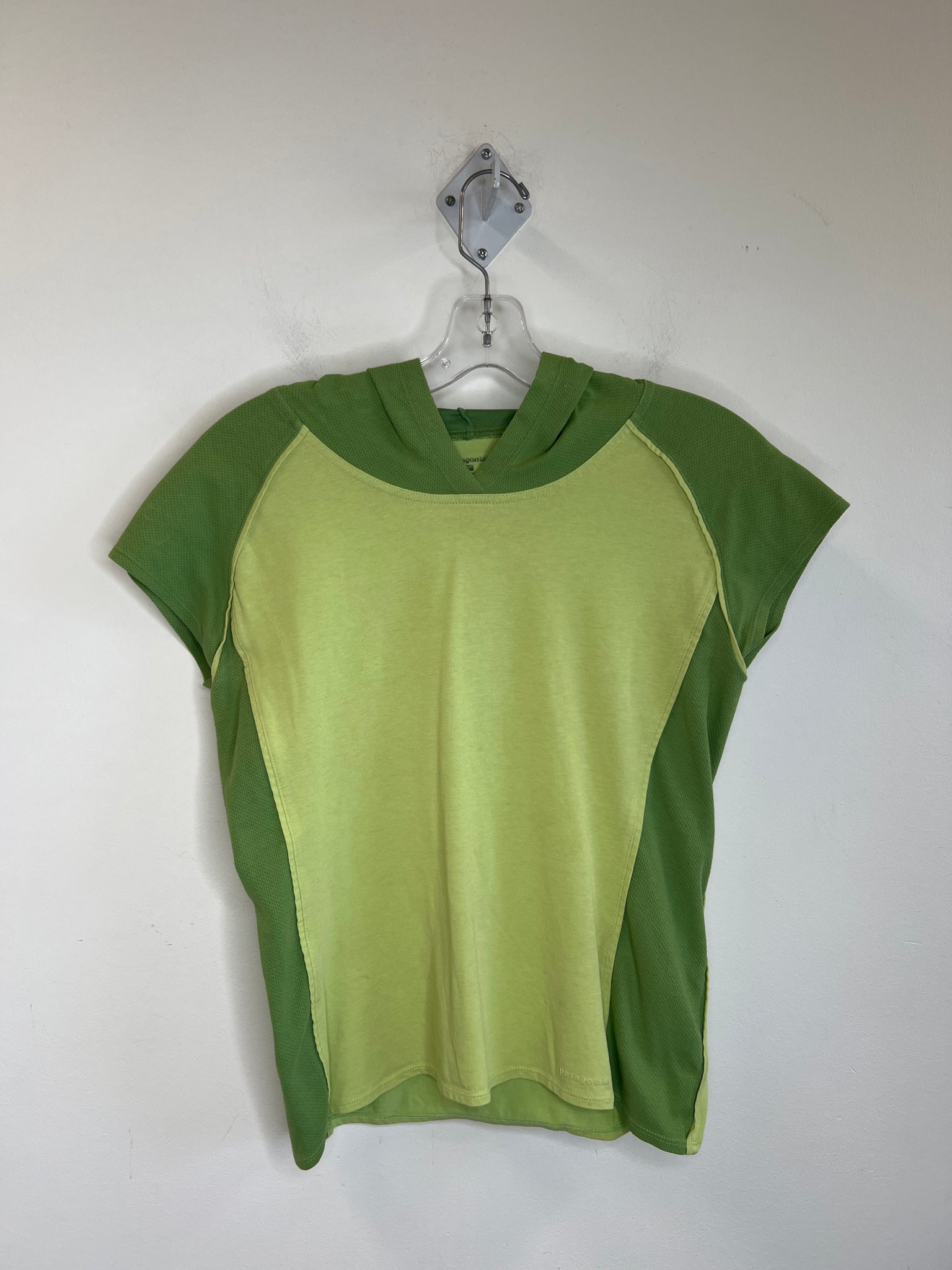 Patagonia Green Short-Sleeved Hooded Shirt (M)