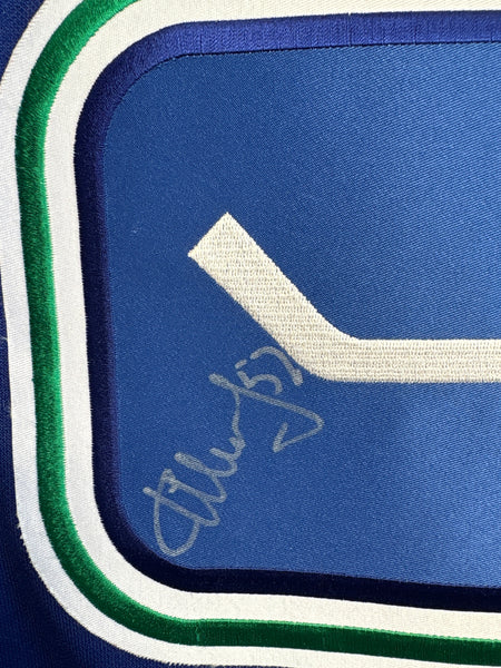Reebok NHL Vancouver Canucks SIGNED Hockey Jersey (M)