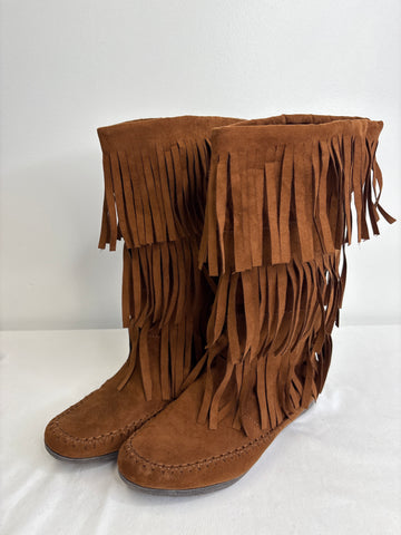 Kohl’s Suede Fringe Boots (US 9M)