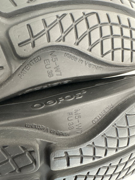 OOFOS Ooloog Clog Sandals (US M5/W7)