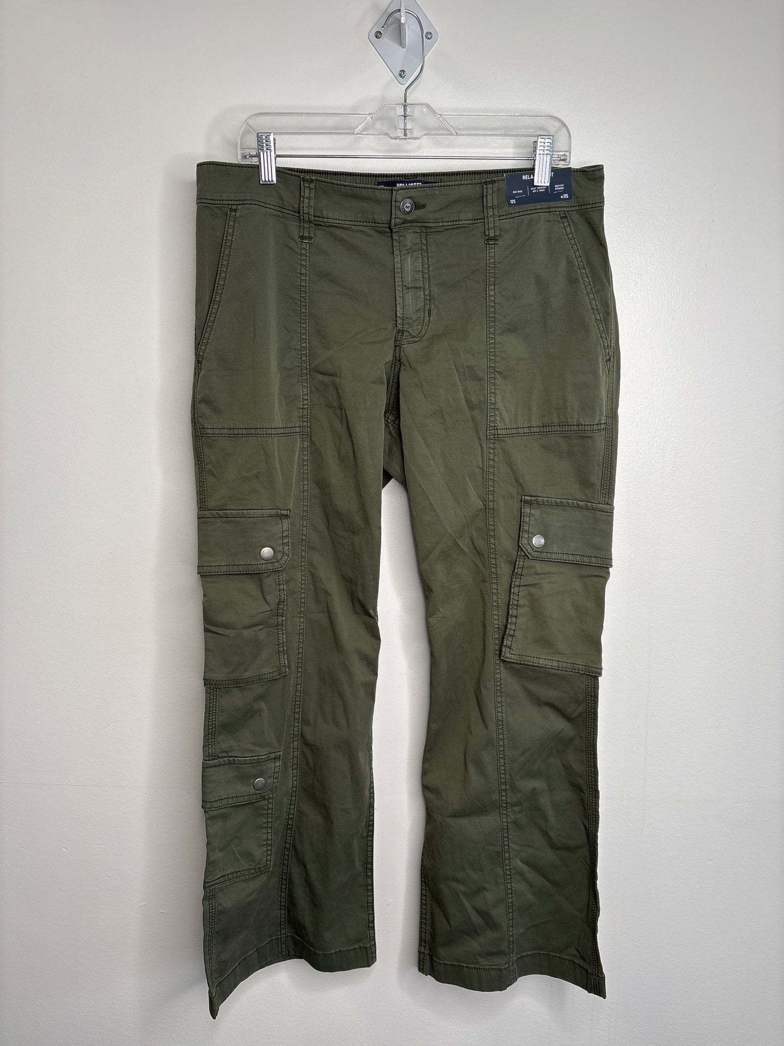 NWT Hollister Mid-Rise Relaxed Boot Cargo Pants (12S)