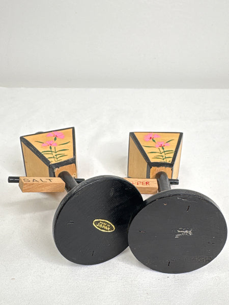 Vintage SET OF 2 Mackinaw City, Michigan Lampost Salt + Pepper Shakers