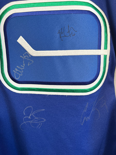 Reebok NHL Vancouver Canucks SIGNED Hockey Jersey (M)